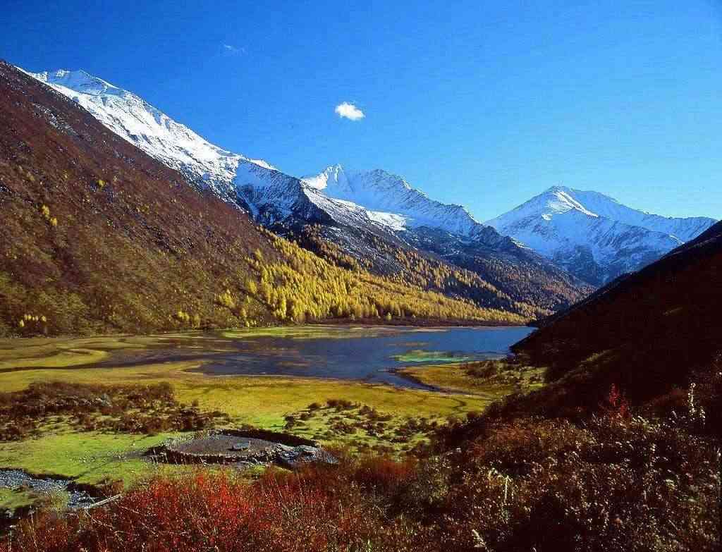 由于受地形与气候的影响,四姑娘山冬寒夏凉,常年干燥,雨量稀少,年降水